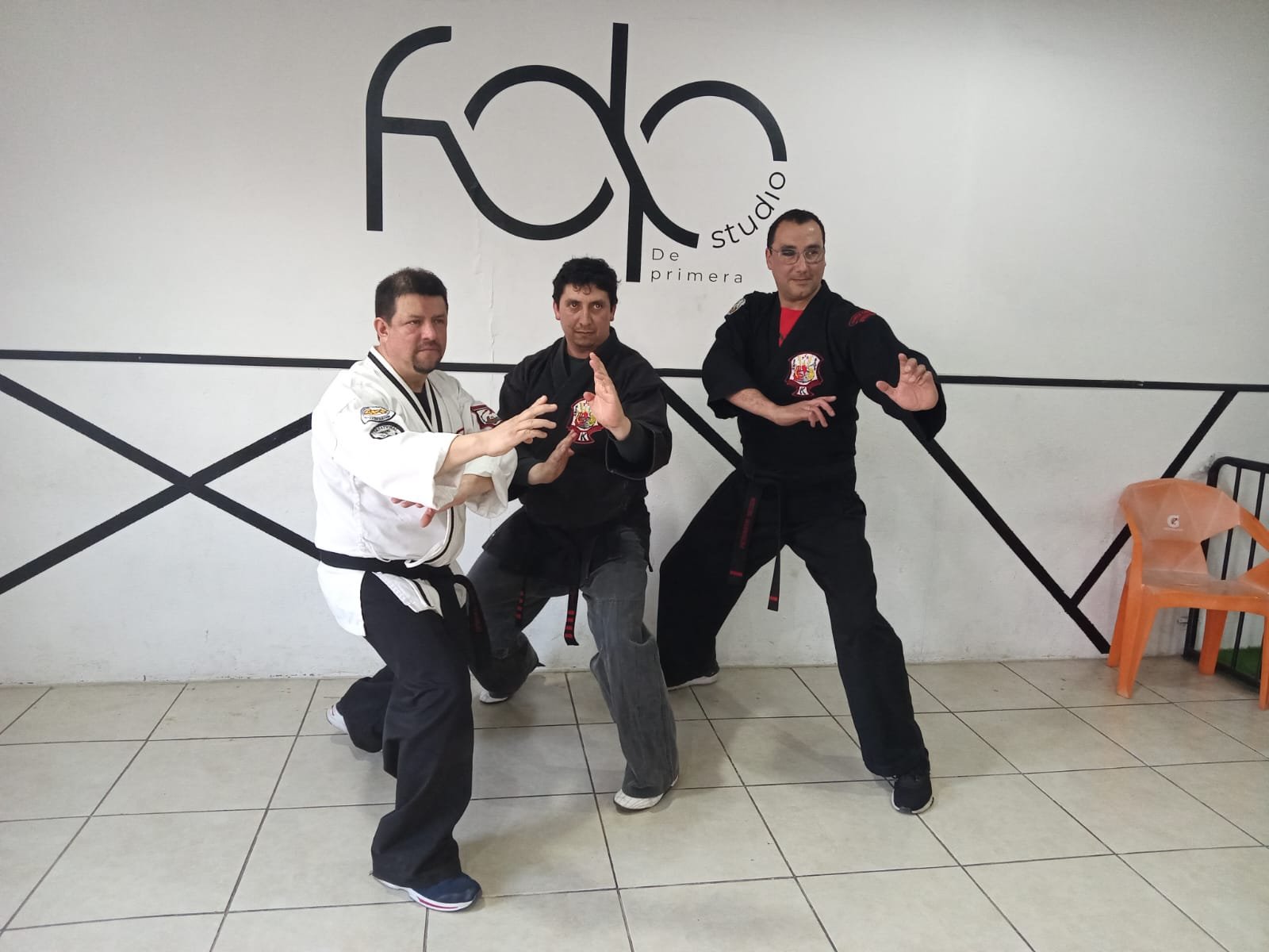 Instructores de International Cornejo Kenpo Studio en posición de guardia durante una clase de Kenpo Karate
