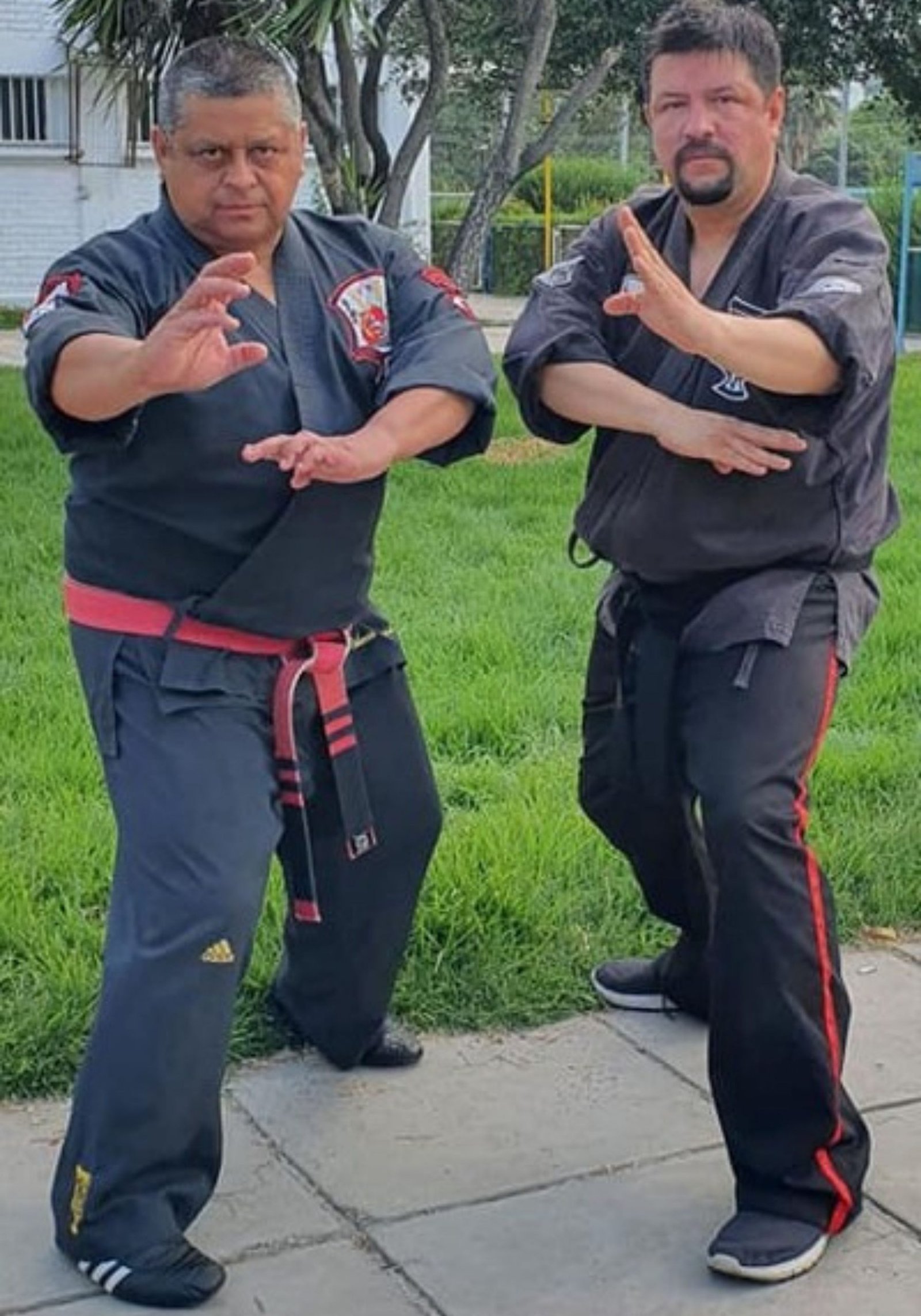 Práctica de Kenpo Karate al aire libre, dos practicantes en posición de guardia